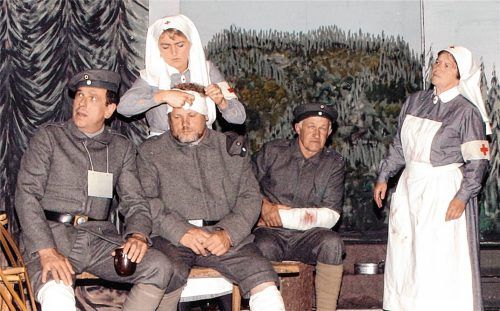 Die Bad Endorfer Theatergesellschaft bringt das Stück „Pater Rupert Mayer“ auf die Bühne.Foto Hötzelsperger