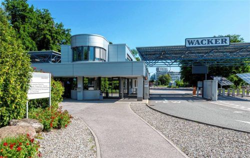 Die Belegschaft der Wacker Chemie in Burghausen ist verunsichert: Das Unternehmen steht unter Druck. Auf Anfrage bestätigte es, Kosten senken zu müssen. Foto Wacker Chemie AG
