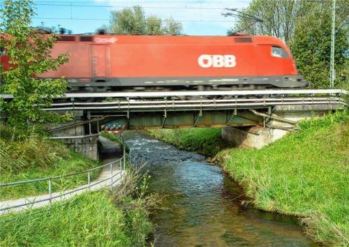 Die Brücke an der Bernauer Ache soll im Rahmen der Bahnsanierung 2027 von neun auf 13,4 Meter lichte Weite erweitert werden. Die Gemeinde macht sich Sorgen über mögliche negative Auswirkungen. Foto Berger