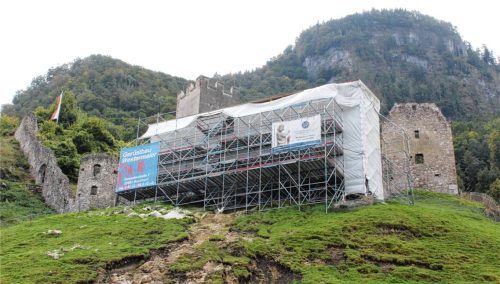 Die Burgruine Falkenstein in Flintsbach wird derzeit durch ein aufwendiges Stützgerüst gesichert. Nach dem verheerenden Hangrutsch infolge des Starkregens im Juni 2024 rückt der Wiederaufbau nun in greifbare Nähe: Mit der zugesagten Förderung des Freistaats können die Sanierungsarbeiten bald beginnen.Foto Steffenhagen
