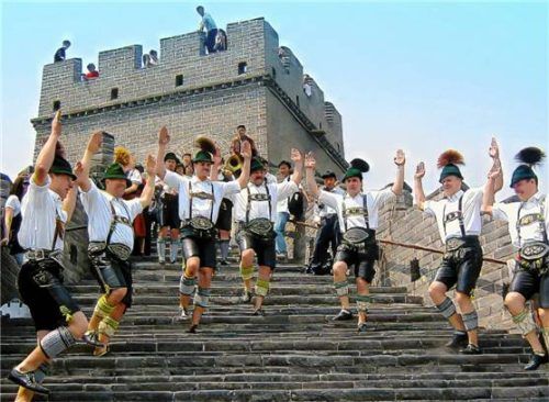 Die Chiemgauer Trachtler platteln vor der Chinesischen Mauer in den 1990er-Jahren. Fotos Giesen