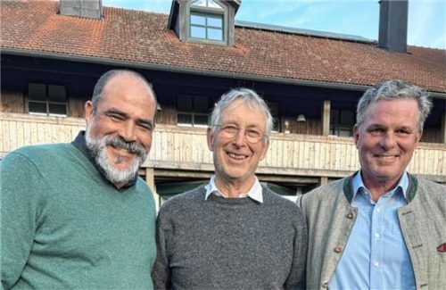 Die Chieminger Golf-Chefs verabschiedeten Andrew Foyle (Mitte) nach 40 Jahren. Es bedankten sich (links) Präsident Sebastian Wagnerberger und Vizepräsident Bruno Crone. Foto  Kas