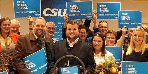 Die CSU-Führung und auch die anwesenden Mitglieder stehen voll hinter ihrem frisch gekürten Bürgermeisterkandidaten. Von links: Vorsitzende Johanna Obermeier, Rainer Dittrich, Landtagsabgeordneter Sascha Schnürer, Peter Gruber, Stefan Streck, Hilde Heimerl, Madleen Heidenecker (Lebensgefährtin des Kandidaten), Karl Korn, die Vorsitzende der Frauen-Union, Heike Perzlmeier, Franz-Josef Aigner und Sophie Heiß. Foto Peter Becker