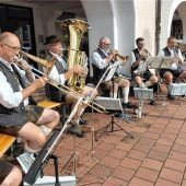 <p>Die „Derfi-Musi“ mag es traditionell, lud das Publikum zum Mitschunkeln ein. Fotos  Enzinger</p>