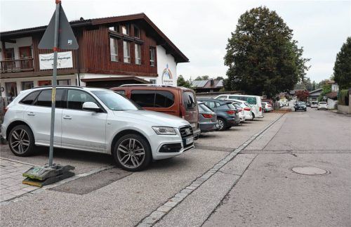 Die derzeitige Situation im Bereich Kindergarten Regenbogen in der Gartenstraße von Bad Feilnbach durch parkende Fahrzeuge stellt ein erhebliches Sicherheitsrisiko für Kinder dar. Foto strim