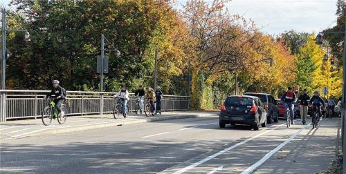 Die einen fahren auf der richtigen Seite, die anderen fahren entgegen der Fahrtrichtung. Gerade nach Schulschluss kann es auf dem Geh- und Radweg auf der Bayernbrücke in Waldkraiburg eng werden. Foto Lohmann
