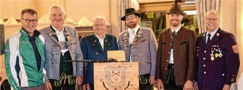 Die Eisenärzter Ortsvereine gratulieren dem Bund der Alten mit Vorsitzendem Hans Guggelberger (Dritter, von links) zum Jubiläum. Mit dabei (von links) Wolfgang Geistanger (Skiclub), Manfred Guggelberger (Heimatverein), Alois Lankes (GTEV und Bauernbühne), Robert Hallweger (Schützengesellschaft) und Klaus Pertl (FFW Eisenärzt). Foto  Krammer