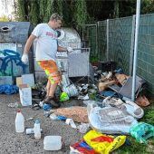 <p>Die Entsorgung von wild abgelagertem Plastikmüll, Stühlen und Polstern. Unfassbar, womit sich die Mitarbeiter des Bauhofes beschäftigen müssen. Foto  Stadt Neumarkt-St. Veit</p>