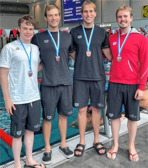 Die erfolgreiche 4-mal-50-Meter-Freistil-Staffel mit Lukas Lechertshuber, Sebastian Hörnig, Sebastian Kürpick und Adrian Lechertshuber. Foto TSV 1860 Rosenheim