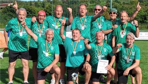 Die erfolgreiche MTV-Mannschaft: Lothar Kiermaier, Thomas Schenk, Knut Fischer, Thomas Paul, Werner Blechschmidt, Markus Velte, Thomas Galster, Robert Weßbecher, Reinhard Faltermeier, Rudi Blechschmidt.Foto weiß