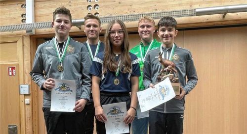 Die erfolgreichen Nachwuchs-Schützen: (von links) Maximilian Kürzeder, Kilian Maier, Lena Holzner, Merlin Schopka und Martin Kürzeder.Foto  RE