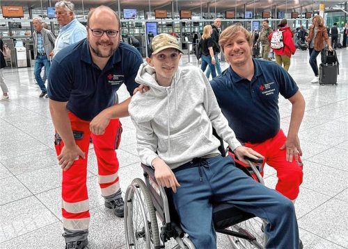 Die Erhartinger Flo Schweiger (rechts) und Jonas Gabriel (links) haben David Hüttl vor fast vier Wochen an den Flughafen nach München gebracht. In den USA wird Hüttl nun behandelt. Foto privat