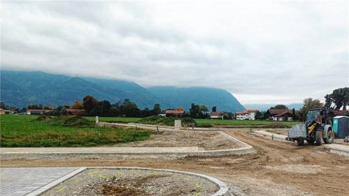 Die Erschließungsarbeiten für das Baugebiet Übersee-Ost sind demnächst abgeschlossen. Die Planungen für das Seniorenzentrum, das hier auf 4900 Quadratmetern gebaut werden soll, laufen derweil mit Volldampf.Foto  Giesen