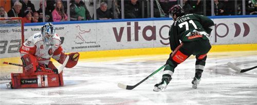Die erste große Chance für die Starbulls, aber Scott Feser scheitert an Gäste-Goalie Kevin Reich.Foto Franz Ruprecht