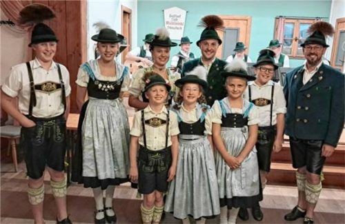 Die Erstplatzierten: (hinten, von links) Kilian Mader (Buam IV), Mathilda Lackerschmid (Dirndl III), Anita Größ (Aktive Dirndl), Sebastian Gaukler (Aktive Buam), Simon Schwaiger (Buam III), Stephan Schwaiger (Aktive II) sowie (vorne, von links) Franz Pöschl (Buam II), Pauline Pöschl (Dirndl I) und Leni Maier (Dirndl II).Foto Trachtenverein Staudach