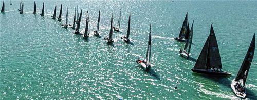 Die Europameisterschaft der Asso99-Klasse bringt Seglerinnen und Segler aus ganz Europa an den Chiemsee.Foto re