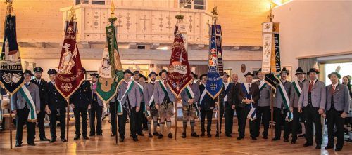 Die Fahnenabordnungen von Feuerwehr, Veteranen, Trachtenverein, Sportverein und den Patenvereinen aus Schönau und Emmering – vereint erstmals im neuen Trachtenheim. Fotos stache