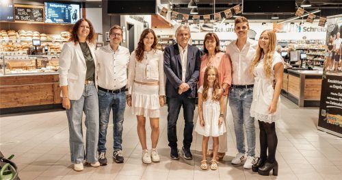 Die Familie Scherer betreibt in fünfter Generation ein Unternehmen mit sechs EDEKA-Märkten, zwei Getränkemärkten, einer Bäckerei-Filiale sowie eigener Bäckerei, Konditorei, Küche sowie einen Bio-zertifizierten Schlacht- und Zerlegebetrieb.