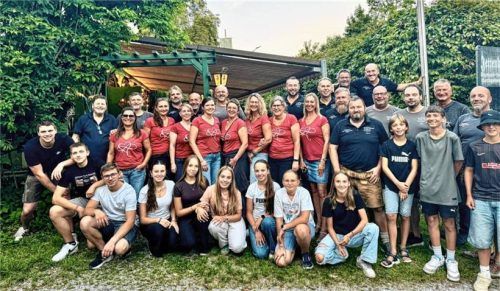 Die Familien sind bei vielen Aktivitäten mit eingebunden, so auch hier beim Jubiläumsfoto zum 30-Jährigen beim Saftl im Jettenbacher Hof. Foto Robert Wagner