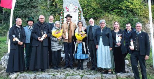 Die feierliche Enthüllung des renovierten Denkmals für die Familie von Cramer-Klett in Hohenaschau und die anschließende Segnung fanden in einem festlichen Rahmen statt. Im Bild: (von links) Abt Barnabas Bögle OSB vom Kloster Ettal, Tourismuschef Herbert Reiter, Abt Markus Eller OSB vom Kloster Scheyern, Bürgermeister Simon Frank, Anna Freiin von Cramer-Klett, Ludwig Freiherr von Cramer-Klett, Peggy Freifrau von Cramer-Klett, Zweiter Bürgermeister Michael Andrelang, Dritte Bürgermeisterin Monika Schmid, Pfarrerin Betina Heckner, Diakon Dr. Christian Elsen und Pfarrer Paul Janßen. Fotos Dachs