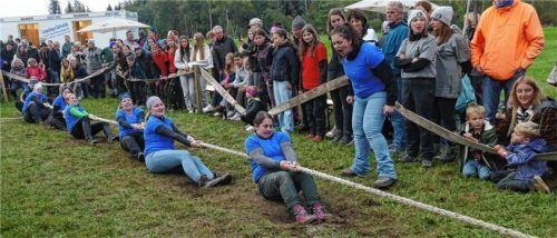 Die Feuerwehr-Dirndl der Feuerwehr Inzell waren nicht nur richtig stark, sondern hatten auch die richtige Taktik und holten sich den Sieg beim Inzeller Seilziang. Foto Wegscheider