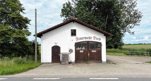 Die Feuerwehr Jarezöd zählt 50 aktive Kameraden. Ihnen stehen ein Mannschaftswagen und dieses Häuschen zur Verfügung. Fotos Heinz