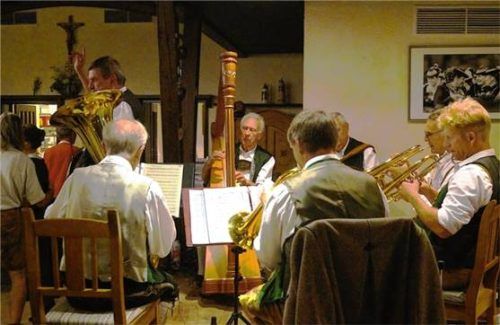 Die Frasdorfer Tanzlmusi mit Herbert Bogensberger (stehend) spielte zünftig auf. Fotos Volkstanzkreis Rosenheim