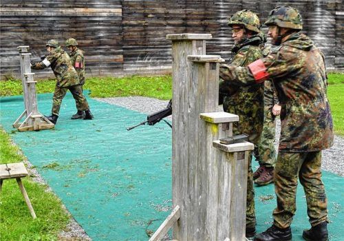 Die Freiwilligen beim Training an der Waffe – rund 100 Teilnehmer fanden sich frühmorgens in Bad Reichenhall ein.Fotos Matic