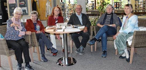 Die Freude am Lesen verbindet sie: (von links) Regina Westhoff, Gisela Gschwendtner, Anne Markt, Hermann Hartenstein, Anni Geuge und Sybille Hoerschelmann. Foto Huckemeyer