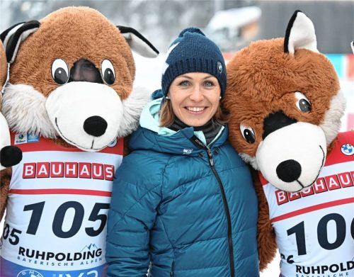 Die frühere Biathletin Magdalena Neuner steht mit Maskottchen beim Weltcup-Rennen in Ruhpolding. Foto dpa