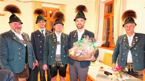 Die Führungsriege: (von links) Die stellvertretenden Vorsitzenden Paul Schlosser, Andreas Rauch und Michael Wallner sowie Ex-Jugendleiter Florian Röger und Vorsitzender Konrad Huber. Foto Hötzelsperger