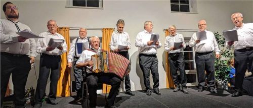 Die Gäste drängten zum Schluss noch zu einer Zugabe des Männergesangvereins; begleitet vom Vorsitzenden Georg Bogner auf der Ziach. Foto fenninger
