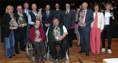 Die Geehrten: (mit Geschenk, von links) Irmi Hutter-Nicolosi, Professor Burghard Feindor, Jakob Brummer, Sabine Waldvogel, Hans Loy und Dr. Sebastian Spiegelberger mit Vertretern der Politik und Funktionsträgern von Verein und Stiftung. Foto Schubert