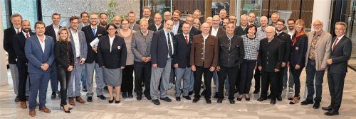 Die Geehrten versammelten sich zum Gruppenfoto im Landratsamt. Laudatoren waren unter anderem Landrat Otto Lederer (rechts) und Bundestagsabgeordnete Daniela Ludwig (Fünfte von links).Foto Landratsamt Rosenheim.