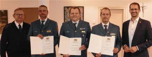 Die Geehrten (von links): Florian Aßbichler, Stefan Greifenstein und Jörg Necker mit Andreas März (rechts) und dem Amtsleiter für Brand- und Katastrophenschutz, Hans Meyrl. Foto Schubert