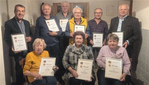 Die Geehrten: (vorne, von links) Else Weiß, Anni Lambertz und Elisabeth Angermeier sowie (hinten, von links) Karl Bruckmeier, Heinrich Hargasser, Michael Schiller, Erich Hargasser, Franz Oberbauer und Günter Hargasser. Foto stettner