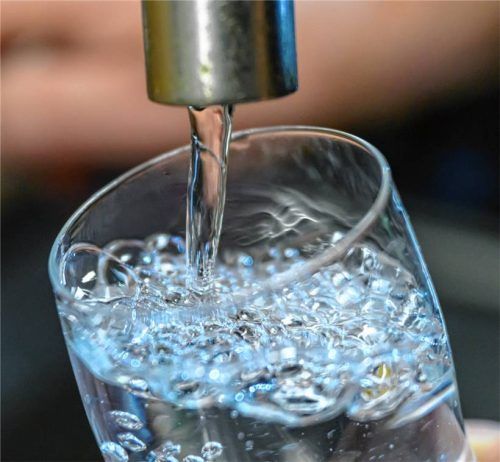 Die Gemeinde Bergen plant, einen zusätzlichen Vorlagebehälter mit 300 Kubikmetern Fassungsvermögen in Einfang zu errichten. Damit sollen die Wasserversorgung verbessert und die Versorgungssicherheit für die Bürger erhöht werden. Foto dpa