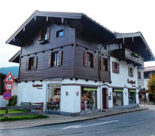 Die geplante Anhebung und Erneuerung des Dachstuhls bei diesem Anwesen in der Ortsmitte von Reit im Winkl fand einhellig die Zustimmung des Gemeinderats. Foto  hauser