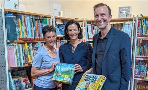 Die gespendeten Spiele übergaben Andrea März (Mitte) und Florian Ludwig (rechts) an Bibliotheksleiterin Susanne Delp. Foto Förderverein Stadtbibliothek)