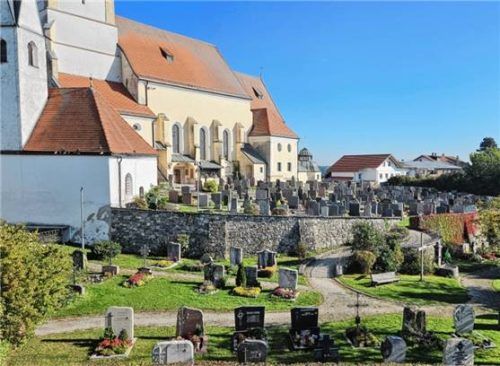 Die Grabgebühren für den neuen Friedhofsteil (im Vordergrund) und dem alten Teil wurden angeglichen und den Erfordernissen angepasst. Foto unterforsthuber