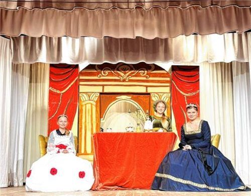 Die Grainbacher Trachten- und Theaterjugend spielt den „gestiefelten Kater“.Foto Hötzelsperger