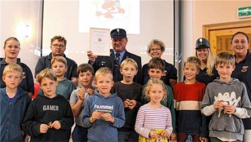Die Gründungsmitglieder der Kinderfeuerwehr Holzhausen im Kreise ihrer Betreuer. Foto Hobmaier