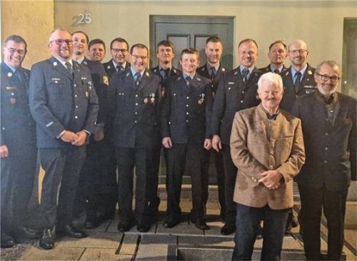 Die Hausnummer im Hintergrund zeigt es an: Ehrung für ein Vierteljahrhundert in der Feuerwehr, mit dem stellvertretenden Landrat Fischer, Kreisbrandrat Lechertshuber und Bürgermeister Baumgartner (von rechts).