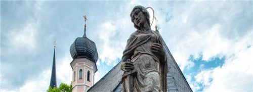 Die heilige Katharina von Alexandrien ist die Marktpatronin der Seegemeinde. Vor der Taufkapelle St. Johannes ist der Marktbrunnen mit einer Heiligenskulptur Katharinas, geschaffen von Friedrich Lommel im Jahr 1923, zu sehen. Foto ghirardini