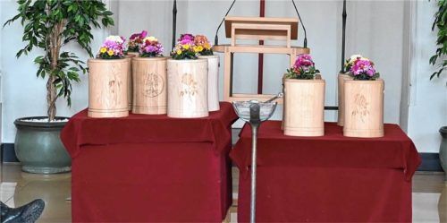 Die Holzurnen wurden von Werner Eder mit der Hand gefertigt und gestaltet.