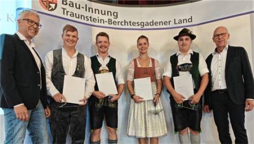 Die jungen Maurer mit den besten Noten: (von links) Daniel Brunner, Valentin Kriechbaum, Katharina Mühlfeldner und Stefan Brandauer brillierten mit ihren sehr guten eng zusammenliegenden Ergebnissen. Rechts Obermeister Thomas Maier, ganz links sein Stellvertreter Hans Peter Kaindl.Foto wittenzellner