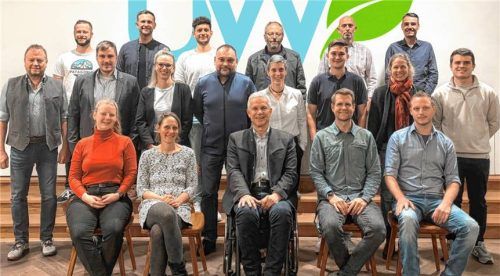 Die Kandidaten der UW für die Kommunalwahlen 2026: (von links) erste Reihe: Julia Huschle, Claudia Neher, Bürgermeister Hajo Gruber, Alexander Nehls und Benedikt Hollrieder. Zweite Reihe: Sepp Goldmann, Andreas Funk, Susanne Holzer, Toni Schönfelder, Vroni Klosterhuber, Maxi Riemensperger, Dr. Jana Thoennissen und Andi Gruber. Dritte Reihe: Sebastian Egger, Maxi Larcher, Michael Dünkel, Wast Bleier, Sepp Pirchmoser und Roman Werner.Foto Hoffmann