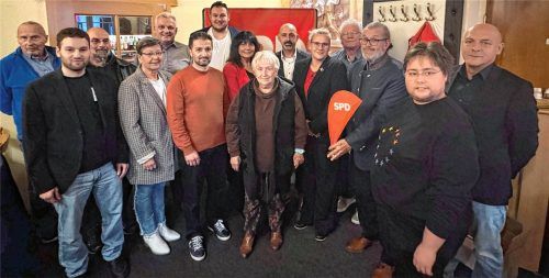 Die Kandidaten der Waldkraiburger SPD für die Kommunalwahl im März 2026 mit ihrem Bürgermeisterkandidaten Wolfgang Rakowitz (Sechster von rechts). Foto  Kreibich