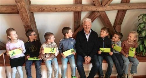 Die Kinder ließen sich gerne mit dem Bürgermeister fotografieren. Foto jaensch