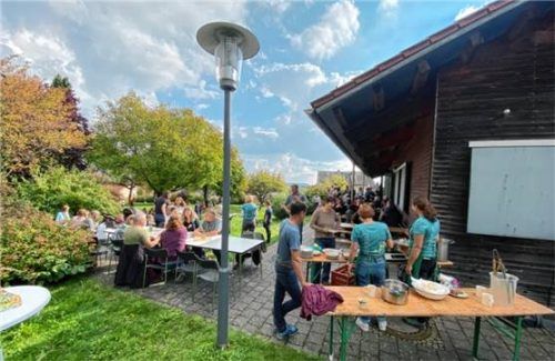 Die Kirchdorfer Gartler verköstigten die Besucher mit frischgebackenen Apfelkücheln. Foto Haslberger